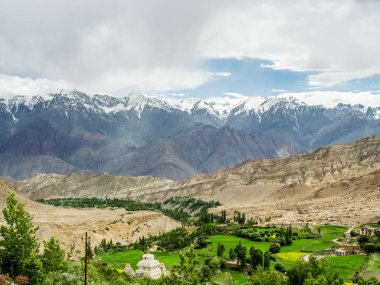 Doğa manzara Leh Ladakh, Hindistan yolu boyunca dağ arka plan ile