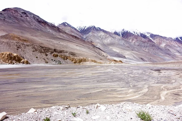 Doğa manzara Leh Ladakh, Hindistan yolu boyunca dağ arka plan ile