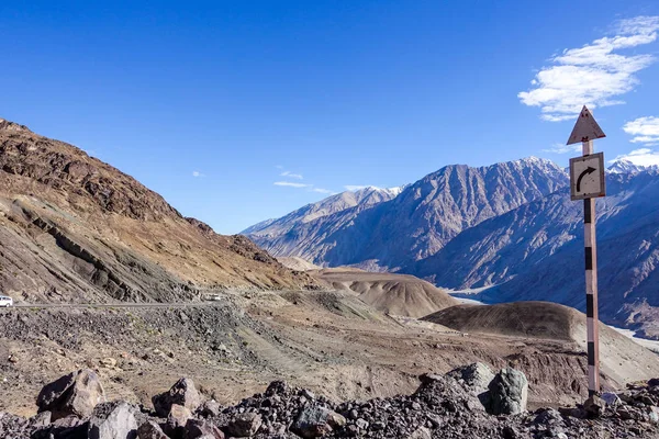 Přírodní krajina s pozadím hory podél dálnice v Ladakhu Leh, Indie — Stock fotografie