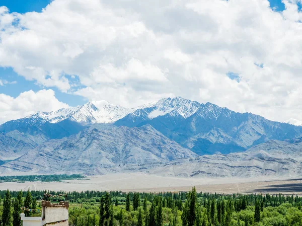 Természet táj a hegyi háttér mentén a országút Leh Ladakh, India — Stock Fotó
