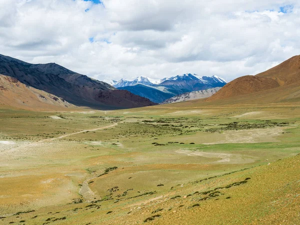 Přírodní krajina s pozadím hory podél dálnice v Ladakhu Leh, Indie — Stock fotografie