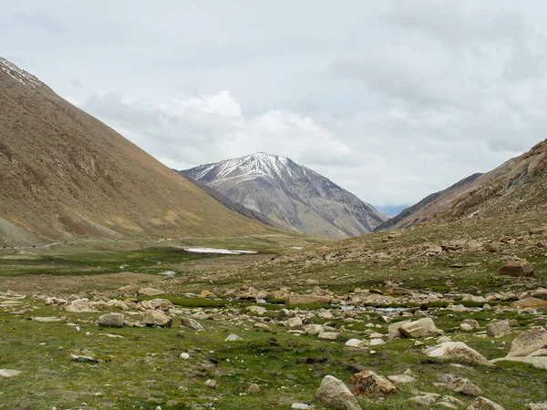Doğa manzara Leh Ladakh, Hindistan yolu boyunca dağ arka plan ile