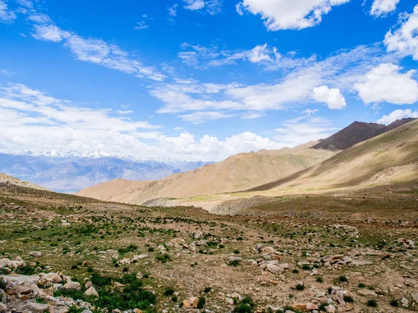 Doğa manzara Leh Ladakh, Hindistan yolu boyunca dağ arka plan ile