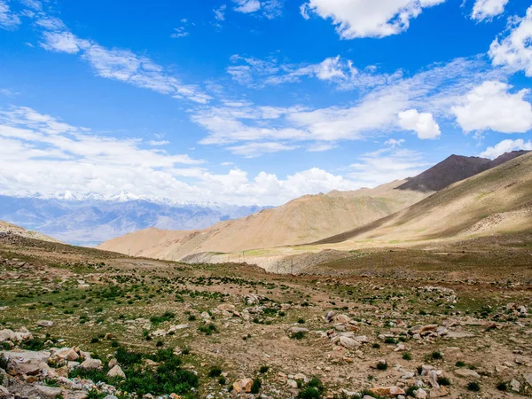 Natura Paesaggio con sfondo montano lungo l'autostrada a Leh Ladakh, India — Foto Stock