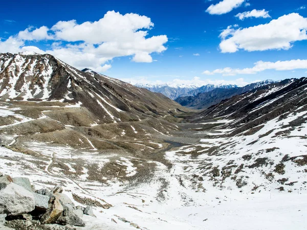 インド ・ ラダック ・ レー ・ ビーチで街道沿いの自然風景 — ストック写真