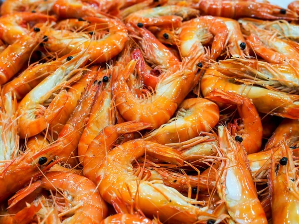 Gamberetti tigre cotti al mercato dei frutti di mare — Foto Stock