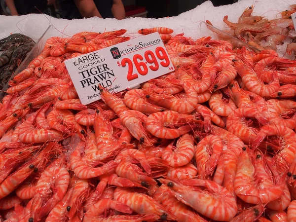 30 novembre 2014 : Crevettes tigrées cuites au Sydney Seafood Market — Photo