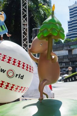 Bangkok, Tayland, Thailand: 3 Aralık 2017 Merkezi Dünya alışveriş merkezi önünde Noel dekorasyonu ile Noel ağacı, Noel Baba heykel, Ren geyiği ve diğer çizgi film karakterleri