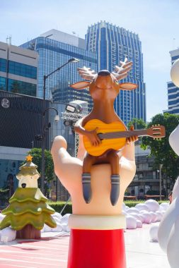 Bangkok, Tayland, Thailand: 3 Aralık 2017 Merkezi Dünya alışveriş merkezi önünde Noel dekorasyonu ile Noel ağacı, Noel Baba heykel, Ren geyiği ve diğer çizgi film karakterleri