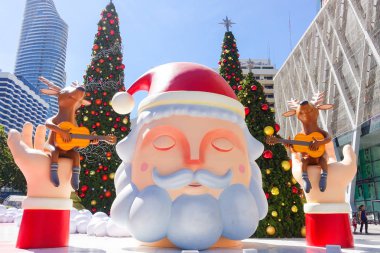 Bangkok, Tayland, Thailand: 3 Aralık 2017 Merkezi Dünya alışveriş merkezi önünde Noel dekorasyonu ile Noel ağacı, Noel Baba heykel, Ren geyiği ve diğer çizgi film karakterleri