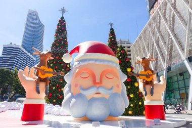 Bangkok, Tayland, Thailand: 3 Aralık 2017 Merkezi Dünya alışveriş merkezi önünde Noel dekorasyonu ile Noel ağacı, Noel Baba heykel, Ren geyiği ve diğer çizgi film karakterleri