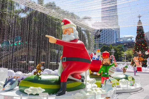 Bangkok, Tayland, Thailand: 3 Aralık 2017 Merkezi Dünya alışveriş merkezi önünde Noel dekorasyonu ile Noel ağacı, Noel Baba heykel, Ren geyiği ve diğer çizgi film karakterleri