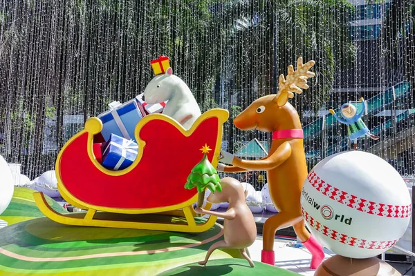 Bangkok, Tayland, Thailand: 3 Aralık 2017 Merkezi Dünya alışveriş merkezi önünde Noel dekorasyonu ile Noel ağacı, Noel Baba heykel, Ren geyiği ve diğer çizgi film karakterleri