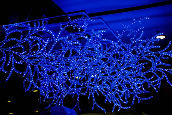 Bangkok, Tayland, Thailand: 3 Aralık 2017 Merkezi Dünya alışveriş merkezi önünde Noel dekorasyonu ile Noel ağacı, Noel Baba heykel, Ren geyiği ve diğer çizgi film karakterleri
