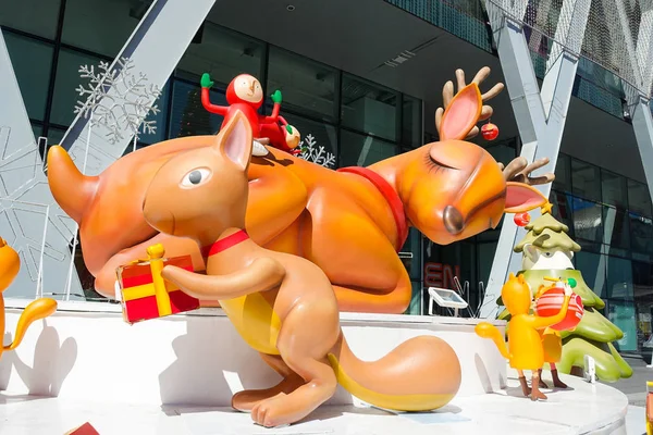 Bangkok, Tayland, Thailand: 3 Aralık 2017 Merkezi Dünya alışveriş merkezi önünde Noel dekorasyonu ile Noel ağacı, Noel Baba heykel, Ren geyiği ve diğer çizgi film karakterleri