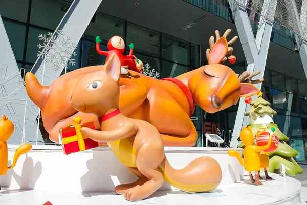 Bangkok, Tayland, Thailand: 3 Aralık 2017 Merkezi Dünya alışveriş merkezi önünde Noel dekorasyonu ile Noel ağacı, Noel Baba heykel, Ren geyiği ve diğer çizgi film karakterleri