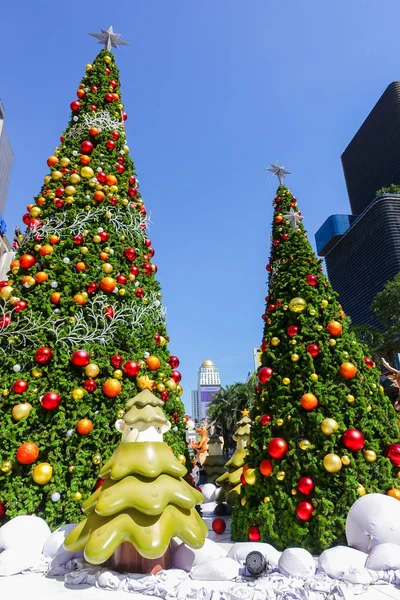 Bangkok, Tayland, Thailand: 3 Aralık 2017 Merkezi Dünya alışveriş merkezi önünde Noel dekorasyonu ile Noel ağacı, Noel Baba heykel, Ren geyiği ve diğer çizgi film karakterleri