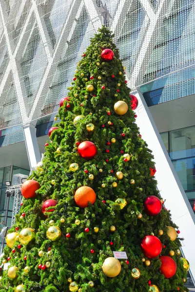 Bangkok, Tayland, Thailand: 3 Aralık 2017 Merkezi Dünya alışveriş merkezi önünde Noel dekorasyonu ile Noel ağacı, Noel Baba heykel, Ren geyiği ve diğer çizgi film karakterleri