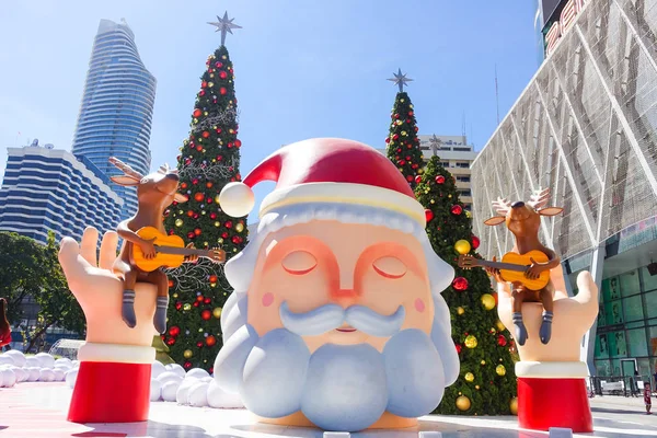 Bangkok, Tayland, Thailand: 3 Aralık 2017 Merkezi Dünya alışveriş merkezi önünde Noel dekorasyonu ile Noel ağacı, Noel Baba heykel, Ren geyiği ve diğer çizgi film karakterleri