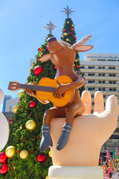 Bangkok, Tayland, Thailand: 3 Aralık 2017 Merkezi Dünya alışveriş merkezi önünde Noel dekorasyonu ile Noel ağacı, Noel Baba heykel, Ren geyiği ve diğer çizgi film karakterleri