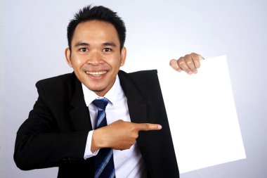 Fotoğraf resim yakışıklı Asya işadamı jest işaret ile boş bir kağıt tutan 