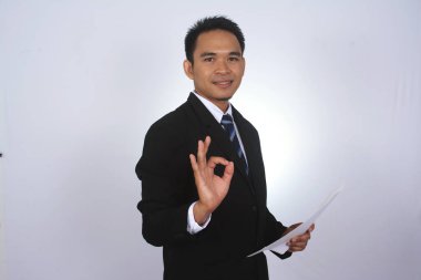 Mutlu genç Asyalı işadamı ile kağıt ve ok işareti üzerinde beyaz izole gösterilen