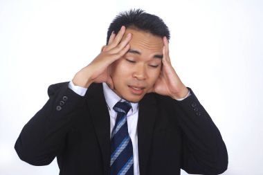 Stresli Asya işadamı görüntü sorunları ve baş ağrısı iş yerinde sahip