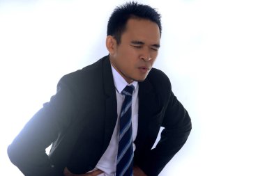 Fotoğraf resim üzerinde beyaz izole karın ağrısı muzdarip bir yakışıklı Asya iş adamı