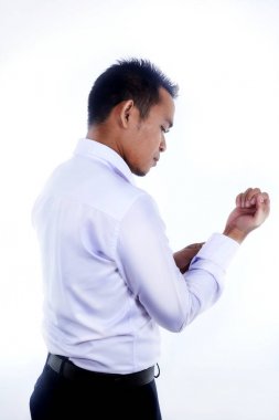 Fotoğraf resim giyinme, yakışıklı çekici genç Asyalı işadamı onun gömlek kol düğmesi. Formal giyim çalışmaya hazır