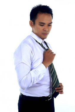 Giyinme, kravatını sabitleme bir yakışıklı çekici genç Asyalı işadamı görüntüsü fotoğraf ve formal giyim çalışmaya hazır mısın