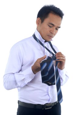 Giyinme, kravatını sabitleme bir yakışıklı çekici genç Asyalı işadamı görüntüsü fotoğraf ve formal giyim çalışmaya hazır mısın