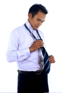 Giyinme, kravatını sabitleme bir yakışıklı çekici genç Asyalı işadamı görüntüsü fotoğraf ve formal giyim çalışmaya hazır mısın