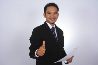 Fotoğraf resim üzerinde beyaz izole el başparmak ile yakışıklı çekici genç Asyalı işadamı