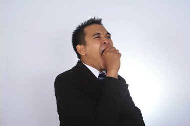 Fotoğraf resim üzerinde beyaz izole bir yakışıklı çekici genç Asyalı işadamı esneme jest