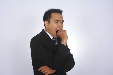 Fotoğraf resim üzerinde beyaz izole bir yakışıklı çekici genç Asyalı işadamı esneme jest