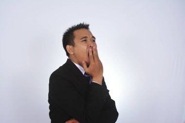 Fotoğraf resim üzerinde beyaz izole bir yakışıklı çekici genç Asyalı işadamı esneme jest