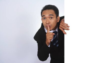 Fotoğraf resim sessiz hareketi ile boş bir işaret tutan yakışıklı Asya iş adamı.