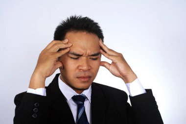 Genç Asyalı işadamı baş ağrısı beyaz izole fotoğraf görüntü