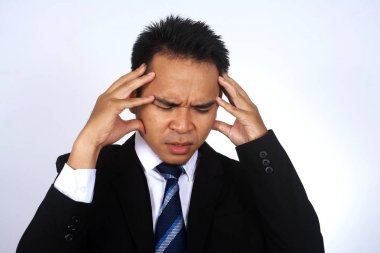 Genç Asyalı işadamı baş ağrısı beyaz izole fotoğraf görüntü