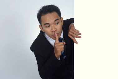 Fotoğraf resim sessiz ile boş bir işaret tutan genç Asya iş adamı