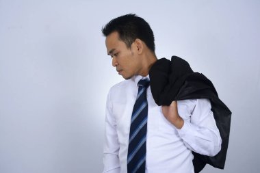 fotoğraf resim onun takım elbise ceket omzunun üzerine beyaz izole üzerinde tutan genç Asya iş adamı