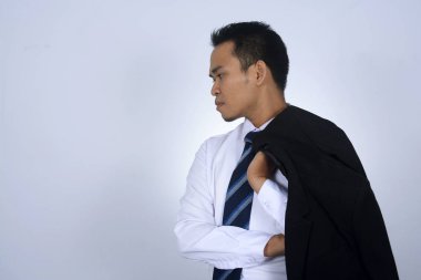 fotoğraf resim onun takım elbise ceket omzunun üzerine beyaz izole üzerinde tutan genç Asya iş adamı