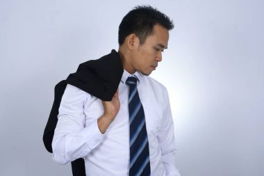fotoğraf resim onun takım elbise ceket omzunun üzerine beyaz izole üzerinde tutan genç Asya iş adamı