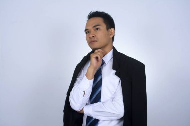  Genç Asyalı işadamı düşünme jest siyah takım elbise ceketi onun omuz ile fotoğraf resim