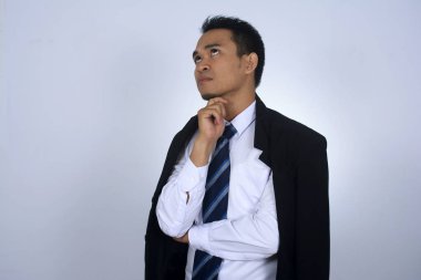 Genç Asyalı işadamı düşünme jest siyah takım elbise ceketi onun omuz ile fotoğraf resim 