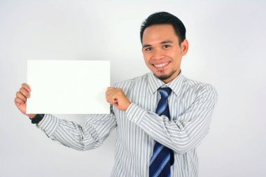 Asya işadamı gülümseyen tutun üzerine beyaz izole boş kağıt