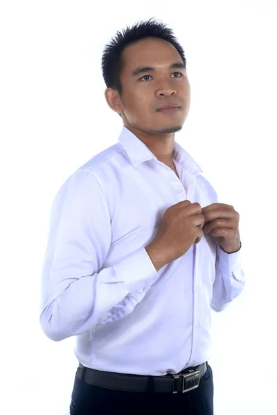 Foto imagem de um belo atraente jovem empresário asiático vestir, abotoar sua camisa. Pronto para trabalhar em desgaste formal — Fotografia de Stock