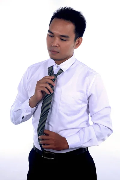 Foto imagem de um bonito atraente jovem empresário asiático vestir, fixando sua gravata e pronto para trabalhar em desgaste formal — Fotografia de Stock