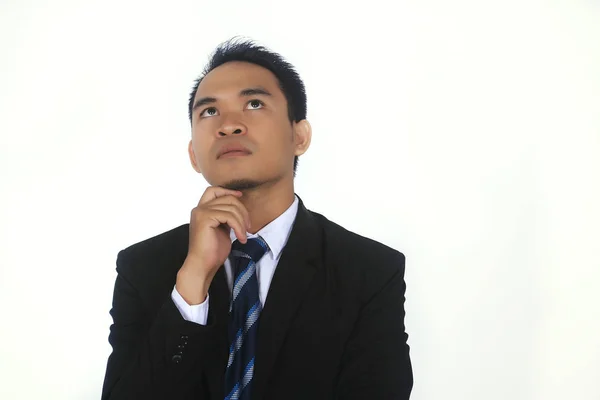 Fénykép kép szép vonzó fiatal ázsiai üzletember öntettel, rögzítése a nyakkendőjét, és készen áll a munka a hivatalos viselet — Stock Fotó
