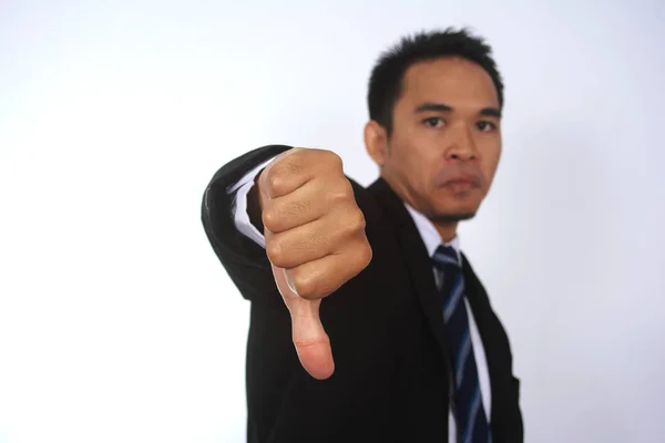 Bilden av en stilig attraktiv ung asiatisk affärsman med tumme ner hand isolerad på vit — Stockfoto